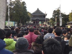 豊川稲荷神社初詣客でいっぱいの人