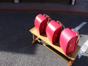 ピンク色のランドセルが並んでいる写真
