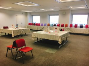 大垣展示会の展示室にランドセルがたくさん並んでいる