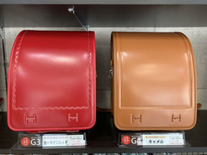 キャメルとピンクのランドセルの画像