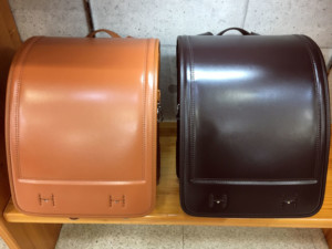 茶色とキャメルのランドセルが並んでいる