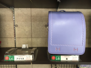 完売したアイリスのランドセルの台座と紫色のランドセル