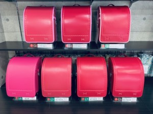 色々なピンクのランドセルが棚に並んでいる