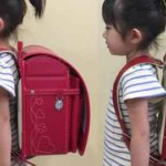 女の子がランドセルを背負い比べている
