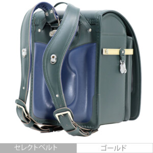 品番M3DGの岐阜横山ランドセルの斜め後側です。深緑色のフィルウエル人工皮革で手作りされたランドセルです。
