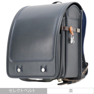 品番M3NVの岐阜横山ランドセルの斜め前側です。濃紺色のフィルウエル人工皮革で手作りされたランドセルです。