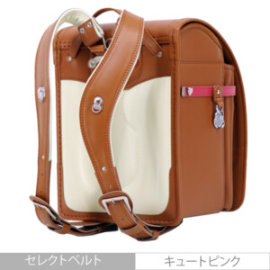 品番M4CAの岐阜横山ランドセルの斜め後側です。キャメル色のフィルウエル人工皮革で手作りされたランドセルです。