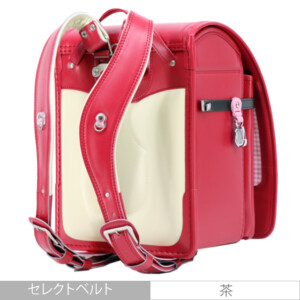 品番M4VPの岐阜横山ランドセルの斜め後側です。ビビッドピンク色のフィルウエル人工皮革で手作りされたランドセルです。