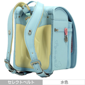 品番M5SXの岐阜横山ランドセルの斜め後側です。水色色のフィルウエル人工皮革で手作りされたランドセルです。