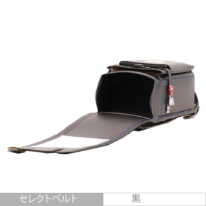 品番M3BKMの岐阜横山ランドセルの内側です。黒×青色のフィルウエル人工皮革で手作りされたランドセルです。