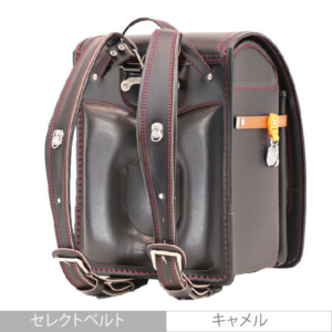 品番M3BKRの岐阜横山ランドセルの斜め後側です。黒×赤色のフィルウエル人工皮革で手作りされたランドセルです。