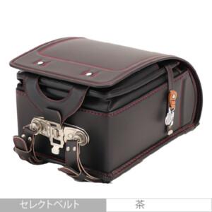 品番M3BKRの岐阜横山ランドセルの底側です。黒×赤色のフィルウエル人工皮革で手作りされたランドセルです。