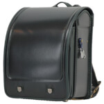 岐阜のランドセル店、横山鞄の品番f3dg-fsランドセルの斜め前側です。深緑色の牛革で手作りされ、フラットデザインとS型背負いベルトを特徴としています。