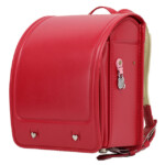 岐阜のランドセル店、横山鞄の品番m4vp-fsランドセルの斜め前側です。ビビッドピンク色の人工皮革で手作りされ、フラットデザインとS型背負いベルトを特徴としています。