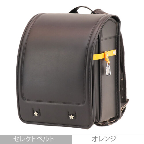 岐阜、横山鞄のランドセルです。品番m2bkb-cの斜め前側です。黒×黒色の人工皮革で手作りされ、ランドセルです。