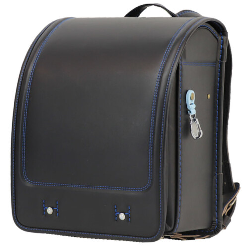 岐阜、横山鞄のランドセルです。品番m2bkm-fの斜め前側です。黒×青色の人工皮革で手作りされ、ランドセルです。