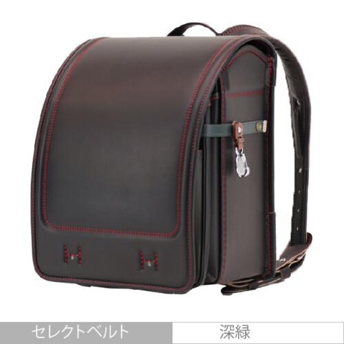 岐阜、横山鞄のランドセルです。品番m2bkr-cの斜め前側です。黒×赤色の人工皮革で手作りされ、ランドセルです。