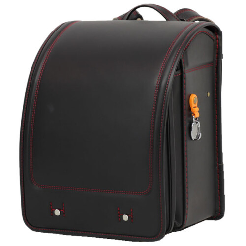 岐阜、横山鞄のランドセルです。品番m2bkr-fの斜め前側です。黒×赤色の人工皮革で手作りされ、ランドセルです。