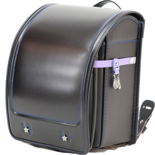 岐阜横山鞄のランドセルです。品番h2bkm-cの斜め前側です。黒×青色の牛革と人工皮革のハイブリッドで手作りされたランドセルです。