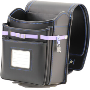 岐阜横山鞄のランドセルです。品番h2bkm-cのセレクトデザインの前段です。黒×青色の牛革と人工皮革のハイブリッドで手作りされたランドセルです。