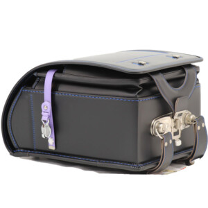 岐阜横山鞄のランドセルです。品番h2bkm-cの底側です。黒×青色の牛革と人工皮革のハイブリッドで手作りされたランドセルです。