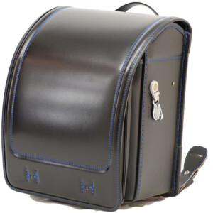 岐阜横山鞄のランドセルです。品番h2bkm-fの斜め前側です。黒×青色の牛革と人工皮革のハイブリッドで手作りされたランドセルです。