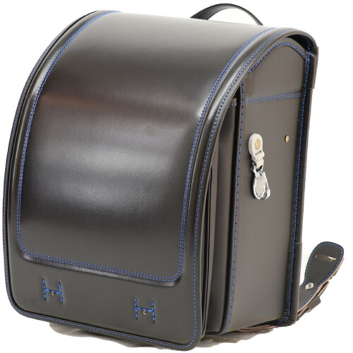 岐阜横山鞄のランドセルです。品番h2bkm-fの斜め前側です。黒×青色の牛革と人工皮革のハイブリッドで手作りされたランドセルです。