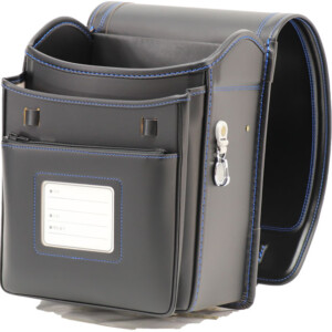 岐阜横山鞄のランドセルです。品番h2bkm-fのフラットデザインの前段です。黒×青色の牛革と人工皮革のハイブリッドで手作りされたランドセルです。