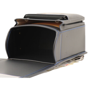 岐阜横山鞄のランドセルです。品番h2bkm-fの内側です。黒×青色の牛革と人工皮革のハイブリッドで手作りされたランドセルです。