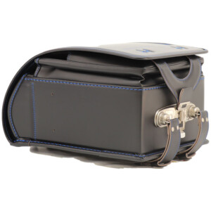 岐阜横山鞄のランドセルです。品番h2bkm-fの底側です。黒×青色の牛革と人工皮革のハイブリッドで手作りされたランドセルです。