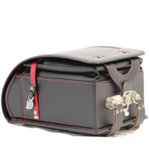 岐阜横山鞄のランドセルです。品番h2bkr-cの底側です。黒×赤色の牛革と人工皮革のハイブリッドで手作りされたランドセルです。