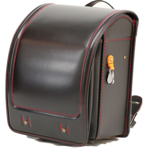 岐阜横山鞄のランドセルです。品番h2bkr-fの斜め前側です。黒×赤色の牛革と人工皮革のハイブリッドで手作りされ、ランドセルです。