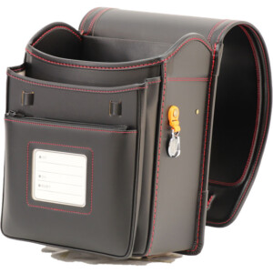 岐阜横山鞄のランドセルです。品番h2bkr-fのフラットデザインの前段です。黒×赤色の牛革と人工皮革のハイブリッドで手作りされたランドセルです。