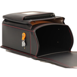 岐阜横山鞄のランドセルです。品番h2bkr-fの内側です。黒×赤色の牛革と人工皮革のハイブリッドで手作りされたランドセルです。