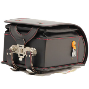 岐阜横山鞄のランドセルです。品番h2bkr-fの底側です。黒×赤色の牛革と人工皮革のハイブリッドで手作りされたランドセルです。