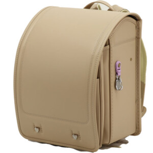 岐阜横山鞄のランドセルです。品番m4be-fの斜め前側です。ベージュ色の人工皮革で手作りされ、ランドセルです。