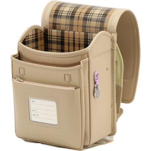 岐阜横山鞄のランドセルです。品番m4be-fのフラットデザインの前段です。ベージュ色の人工皮革で手作りされたランドセルです。