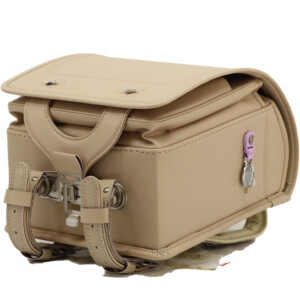 岐阜横山鞄のランドセルです。品番m4be-fの底側です。ベージュ色の人工皮革で手作りされたランドセルです。