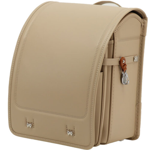 岐阜横山鞄のランドセルです。品番m4be-cの斜め前側です。ベージュ色の人工皮革で手作りされ、ランドセルです。