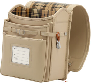 岐阜横山鞄のランドセルです。品番m4be-cのセレクトデザインの前段です。ベージュ色の人工皮革で手作りされたランドセルです。