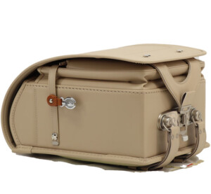岐阜横山鞄のランドセルです。品番m4be-cの底側です。ベージュ色の人工皮革で手作りされたランドセルです。
