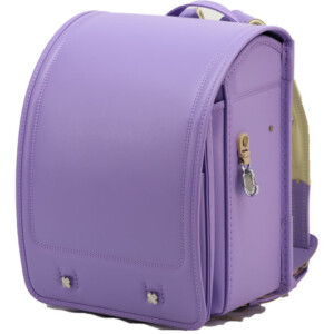 岐阜横山鞄のランドセルです。品番m4ir-fの斜め前側です。アイリス色の人工皮革で手作りされ、ランドセルです。