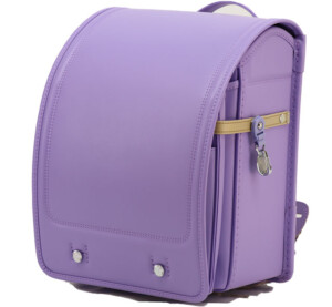 岐阜横山鞄のランドセルです。品番m4ir-cの斜め前側です。アイリス色の人工皮革で手作りされ、ランドセルです。