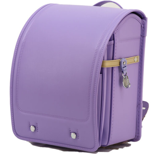 岐阜横山鞄のランドセルです。品番m4ir-cの斜め前側です。アイリス色の人工皮革で手作りされ、ランドセルです。