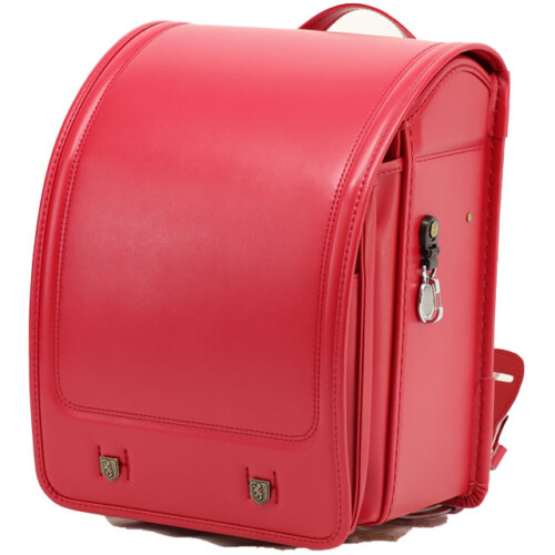 岐阜横山鞄のランドセルです。品番m4rc-fの斜め前側です。レッド色の人工皮革で手作りされ、ランドセルです。