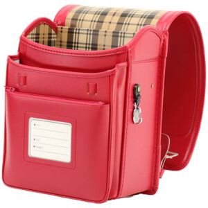 岐阜横山鞄のランドセルです。品番m4rc-fのフラットデザインの前段です。レッド色の人工皮革で手作りされたランドセルです。