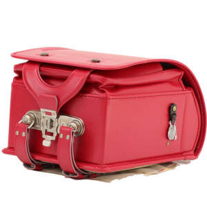 岐阜横山鞄のランドセルです。品番m4rc-fの底側です。レッド色の人工皮革で手作りされたランドセルです。