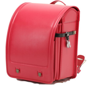 岐阜横山鞄のランドセルです。品番m4rc-cの斜め前側です。レッド色の人工皮革で手作りされ、ランドセルです。