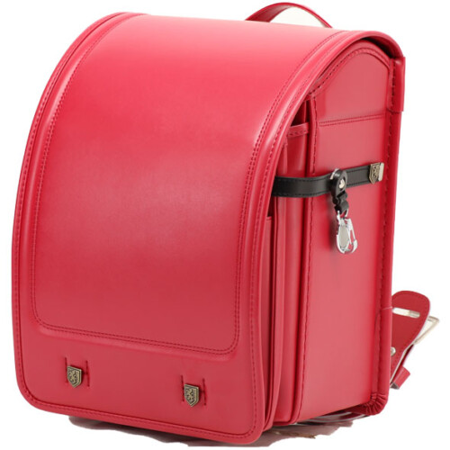 岐阜横山鞄のランドセルです。品番m4rc-cの斜め前側です。レッド色の人工皮革で手作りされ、ランドセルです。