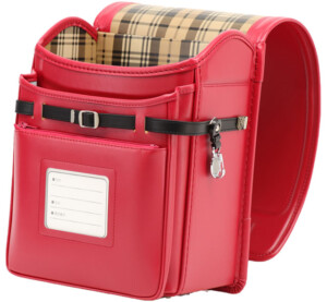 岐阜横山鞄のランドセルです。品番m4rc-cのセレクトデザインの前段です。レッド色の人工皮革で手作りされたランドセルです。